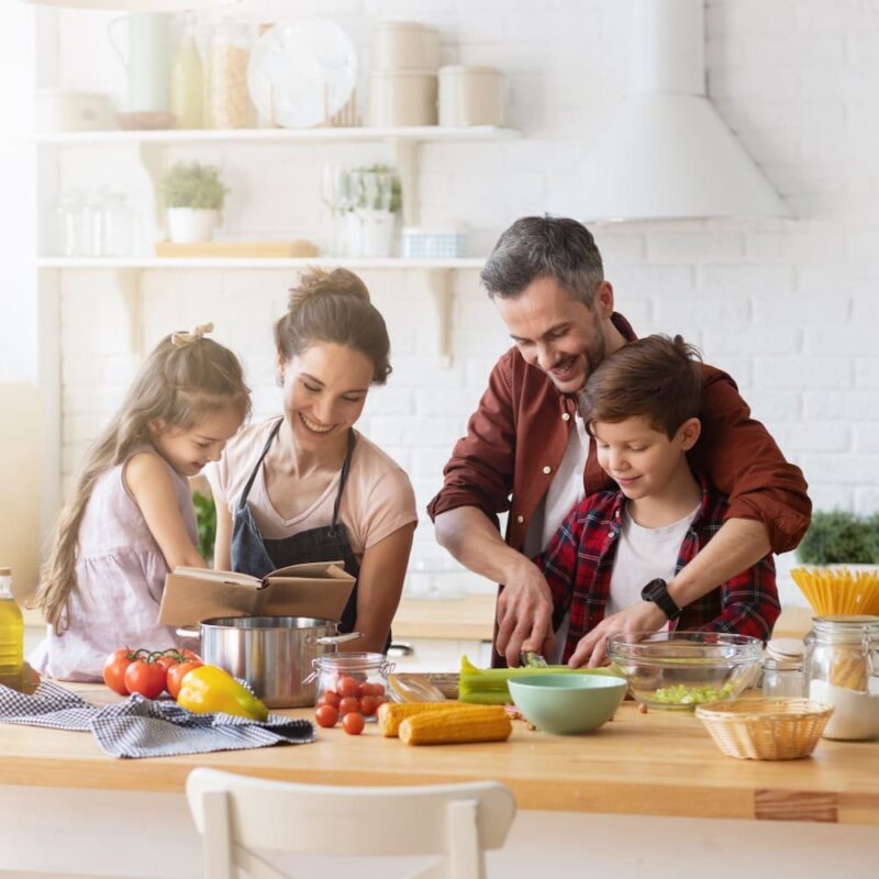 szczęśliwa rodzina wspólnie gotuje obiad na dzień ojca