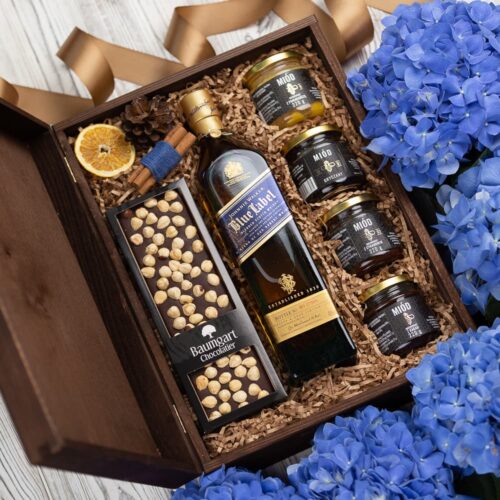 Ekskluzywny prezent z whisky Blue Label – Hilda elegancki kosz prezentowy z whisky blue label