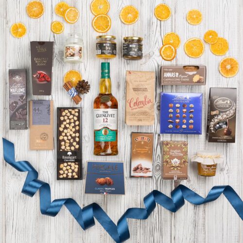 kosz prezentowy z dobrym whisky