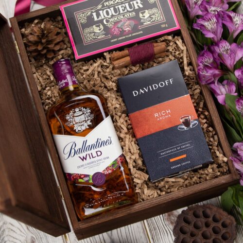 kosz prezentowy z Whisky Ballantines Wild