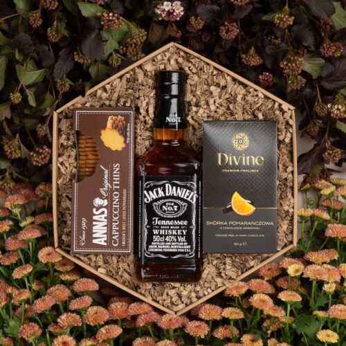Mały kosz prezentowy z whisky Jack Daniel’s i słodyczami – Prima Mały kosz prezentowy z whisky Jack Daniel's i słodyczami - Prima