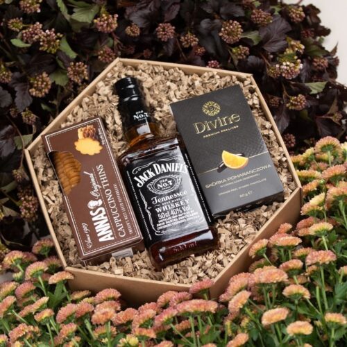 Mały kosz prezentowy z whisky Jack Daniel’s i słodyczami – Prima Mały kosz prezentowy z whisky Jack Daniel's i słodyczami - Prima - obrazek 3